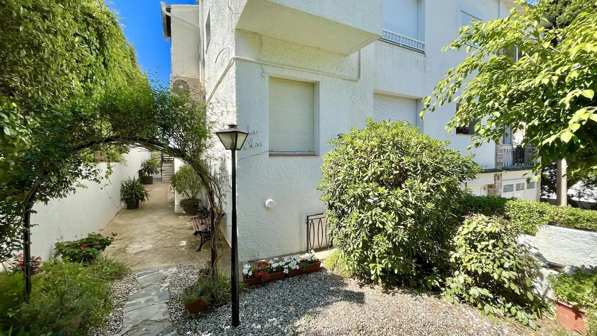 Central Apartment In Nature Roses Spain