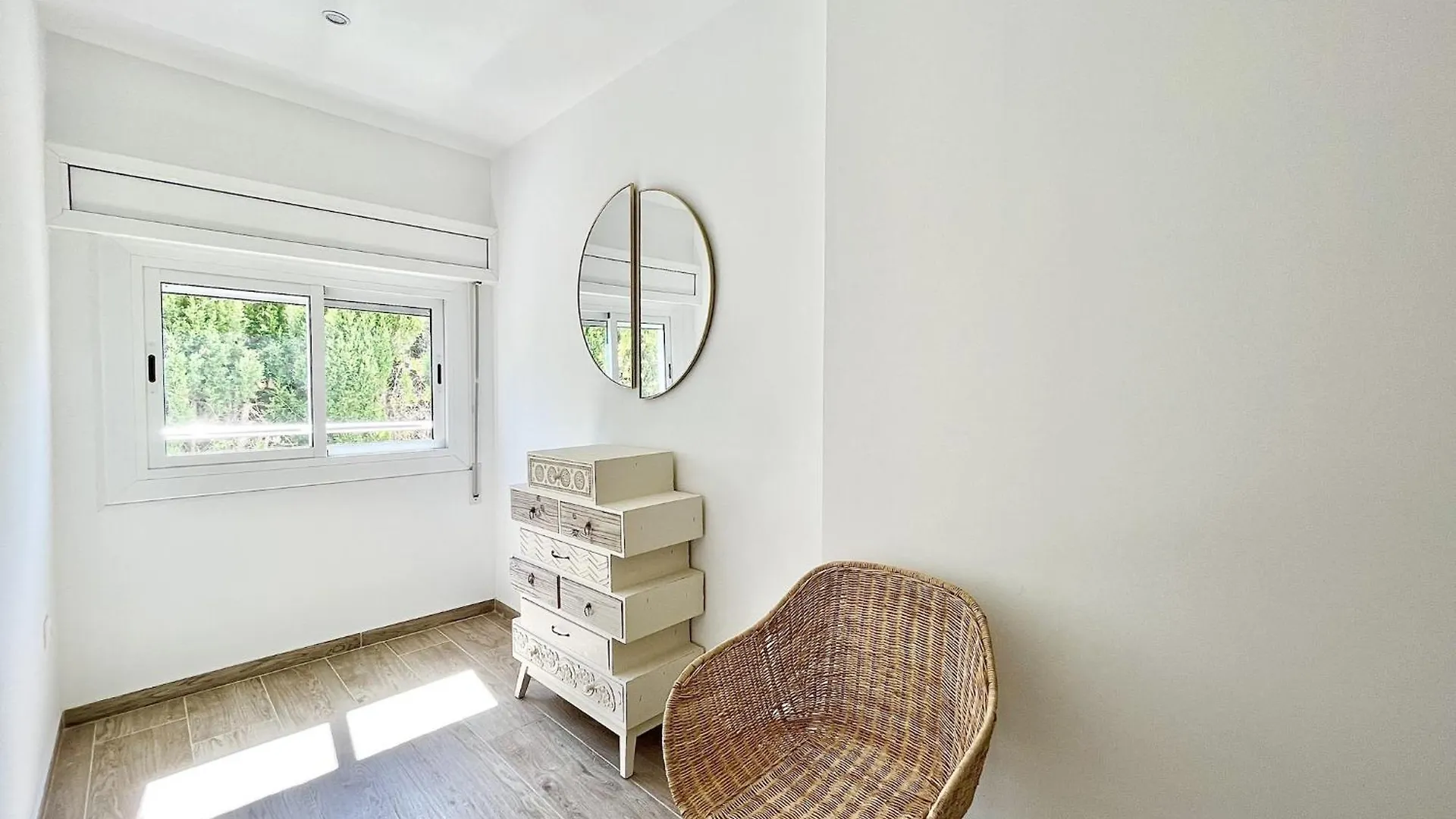 Central Apartment In Nature Roses