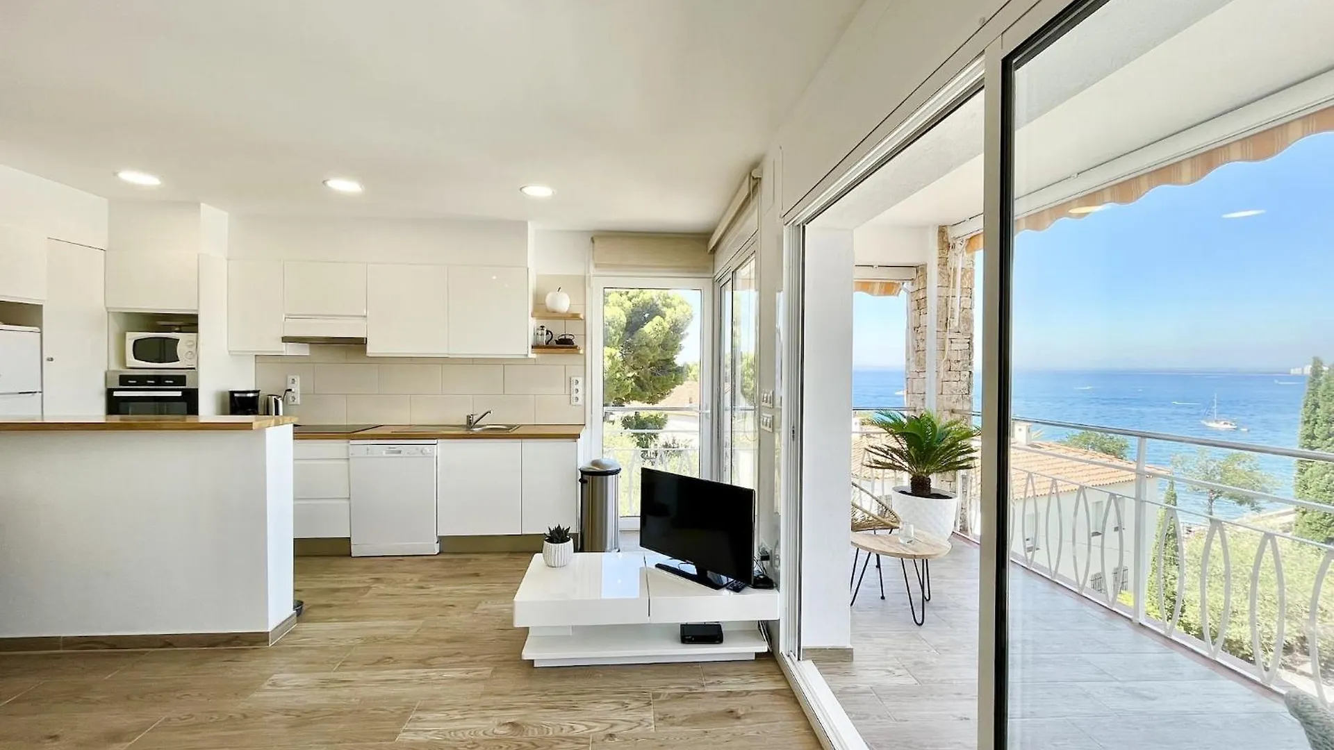 Central Apartment In Nature Roses Spain