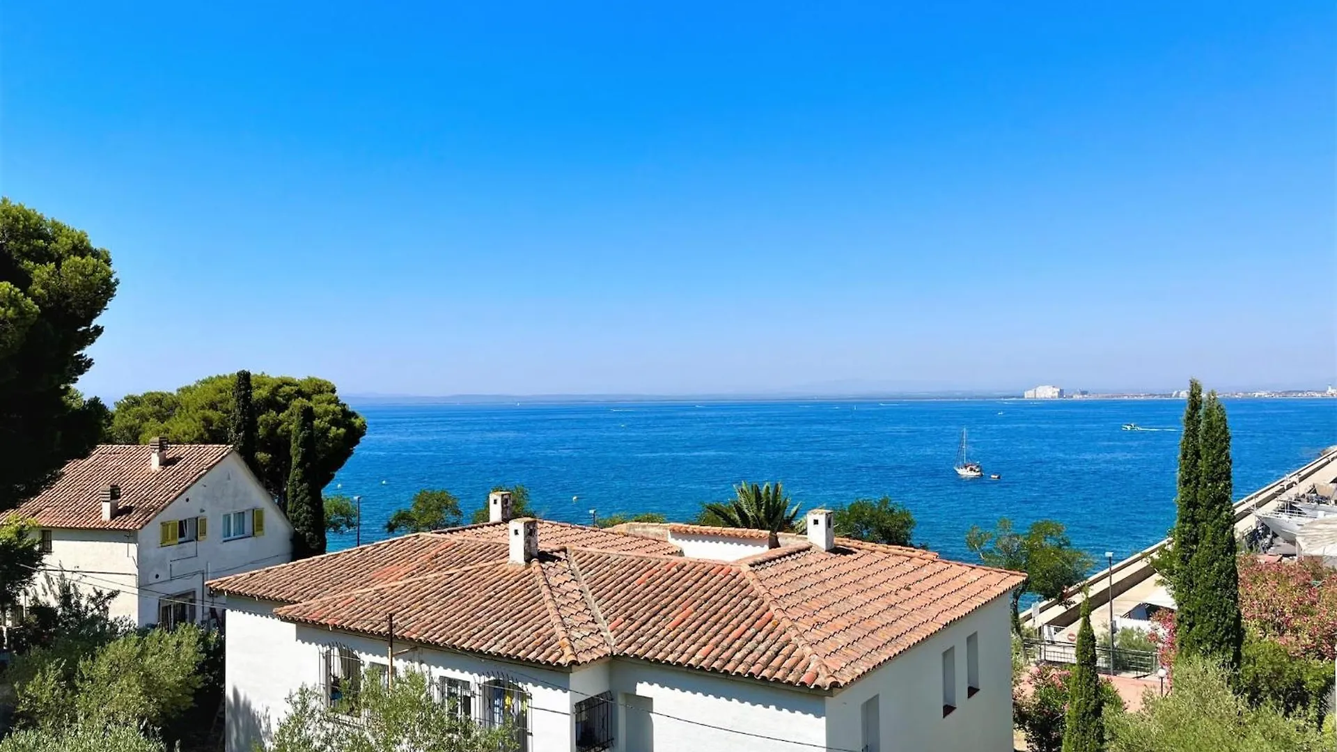 Central Apartment In Nature Roses 0*,  Spain