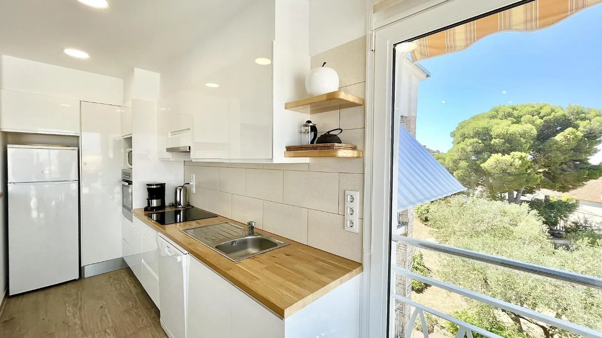 Central Apartment In Nature Roses Spain