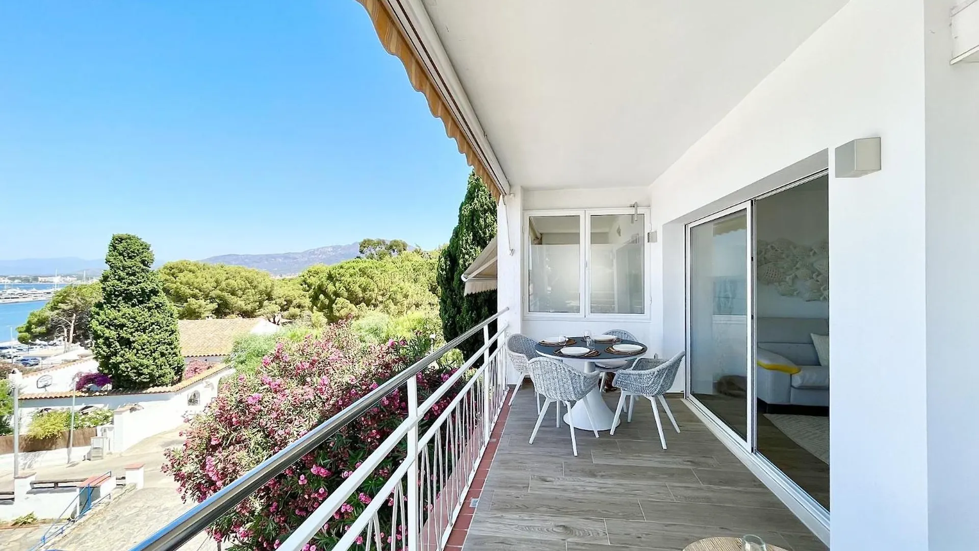 Central Apartment In Nature Roses Spain