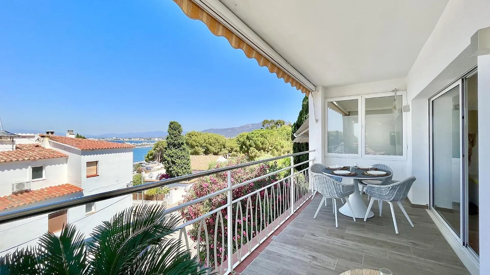 Central Apartment In Nature Roses
